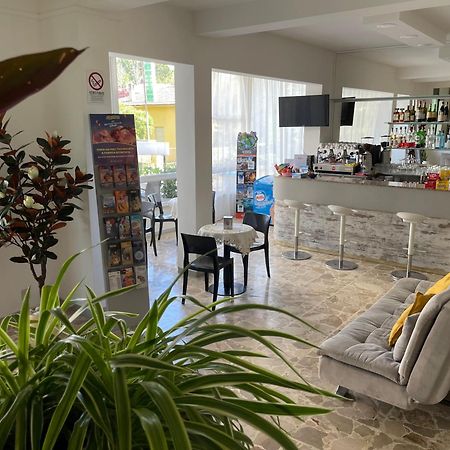 Hotel Barbiani Riccione Bagian luar foto