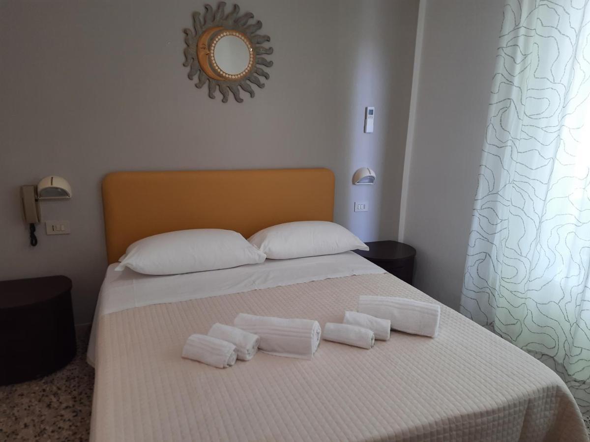 Hotel Barbiani Riccione Bagian luar foto