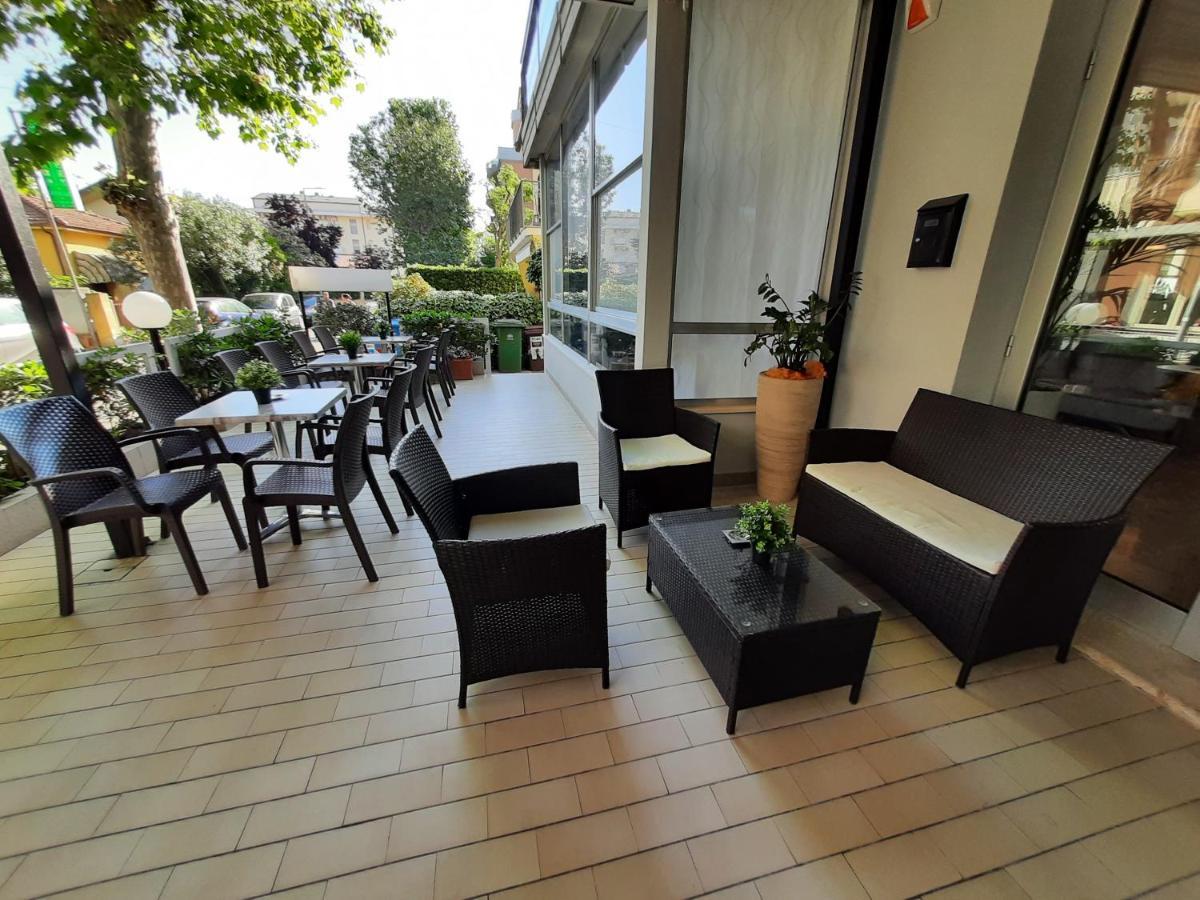 Hotel Barbiani Riccione Bagian luar foto
