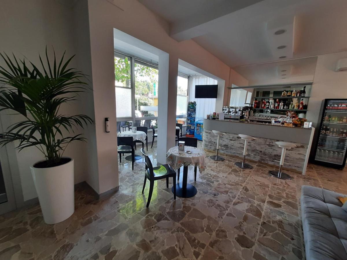 Hotel Barbiani Riccione Bagian luar foto