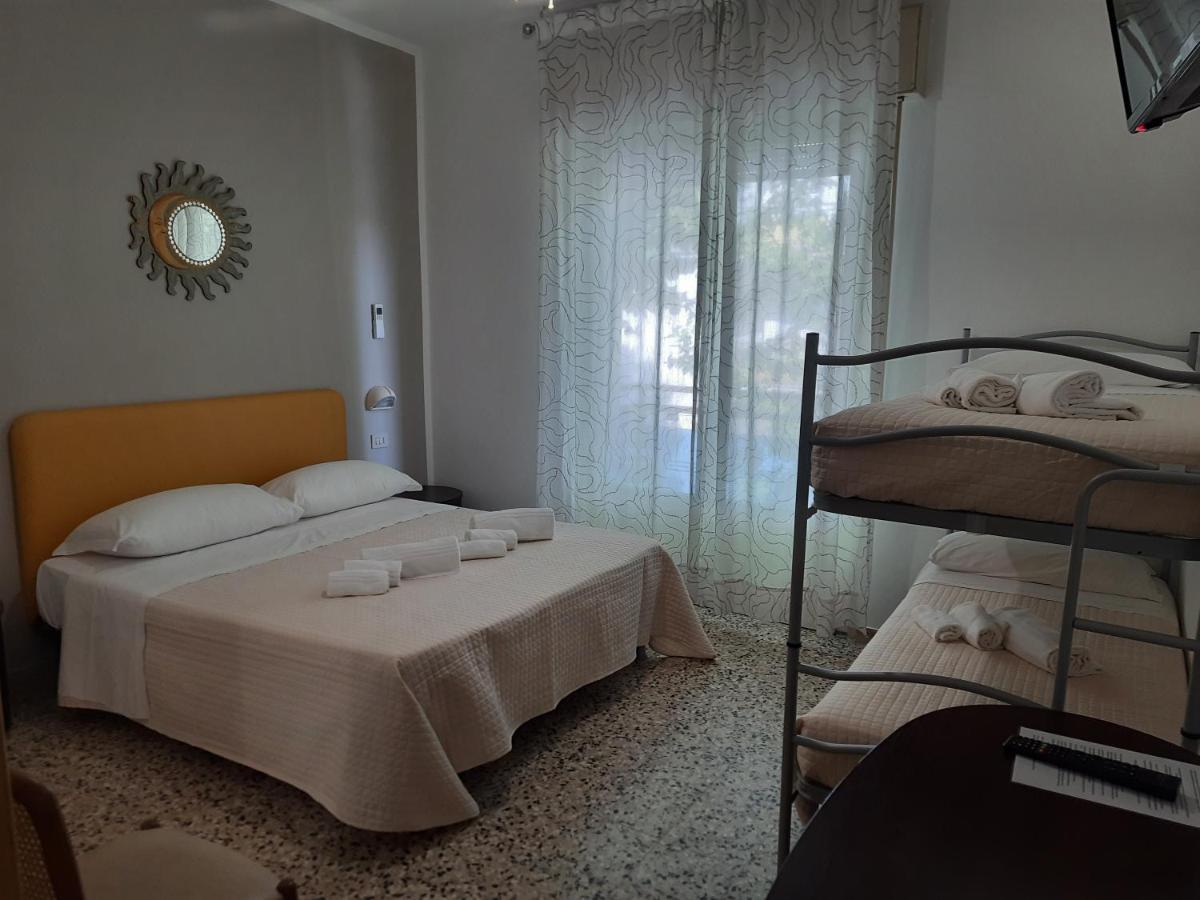 Hotel Barbiani Riccione Bagian luar foto