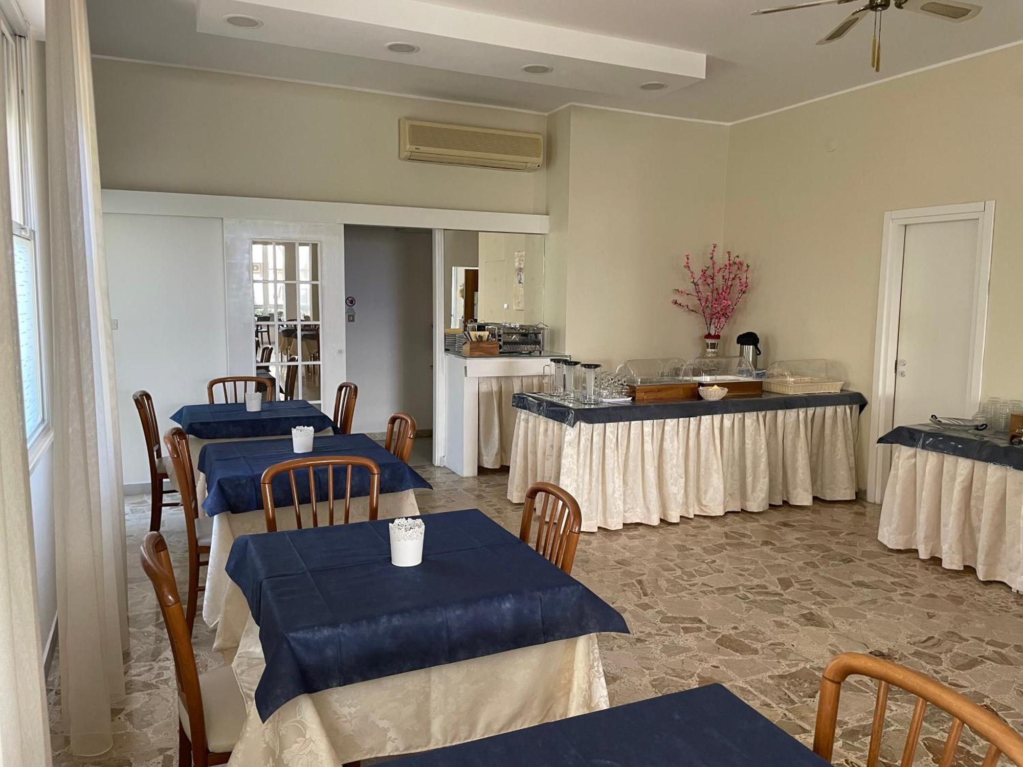 Hotel Barbiani Riccione Bagian luar foto