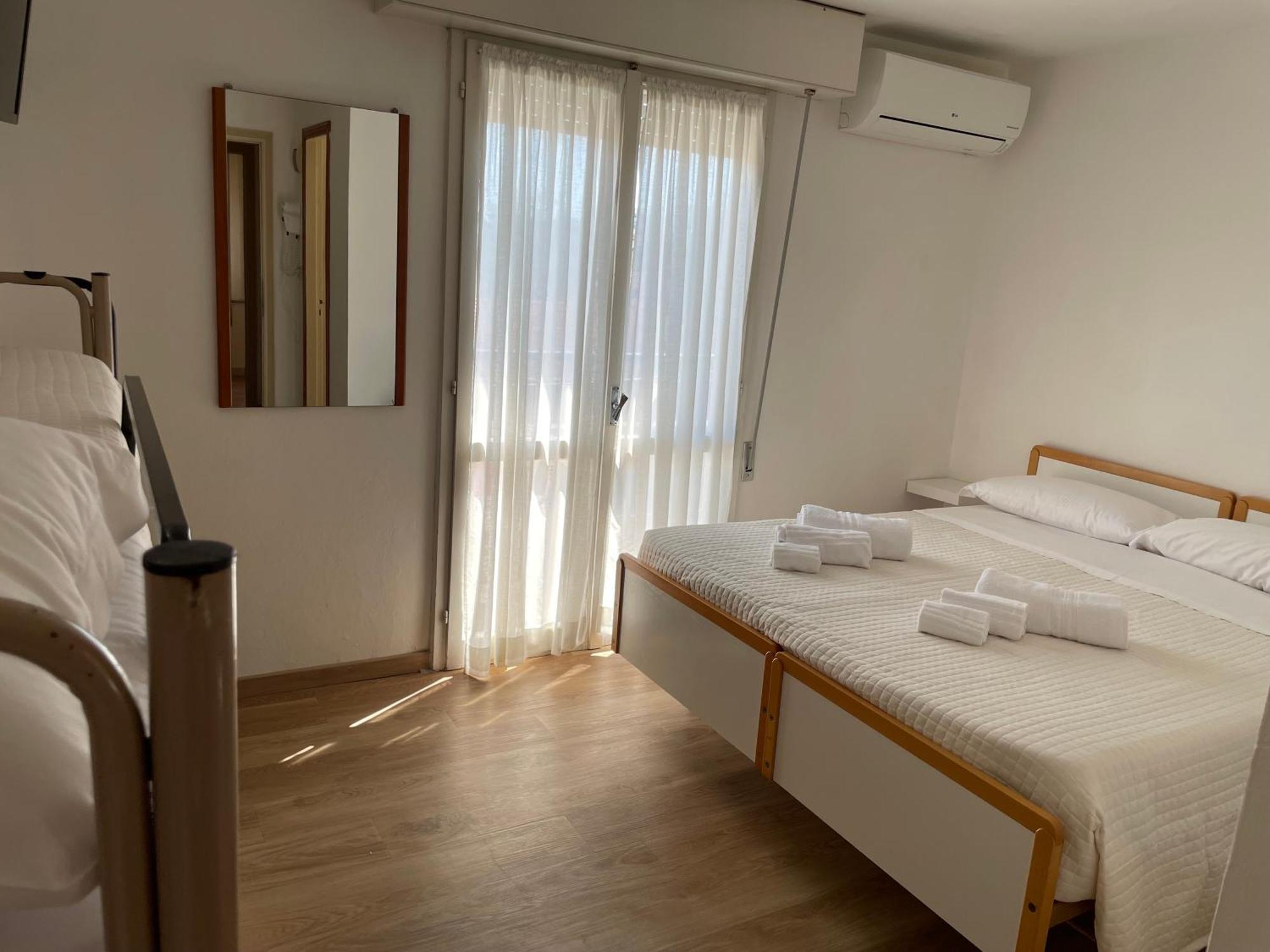 Hotel Barbiani Riccione Bagian luar foto